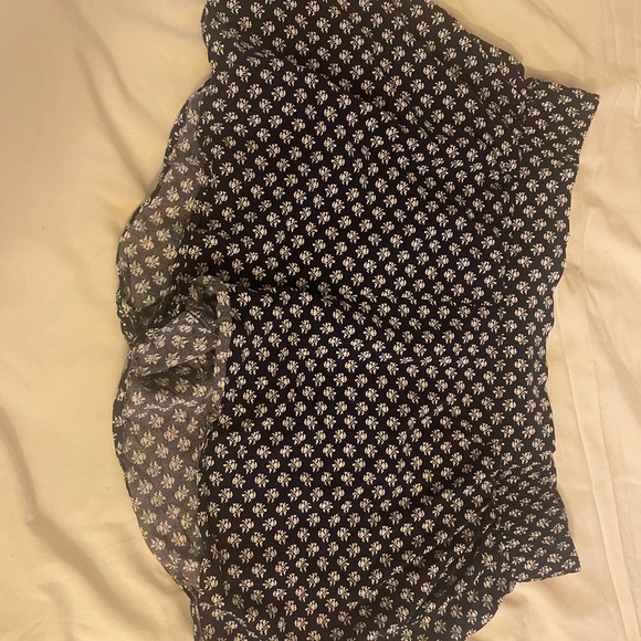 SHORTS - Picture 2 of 5